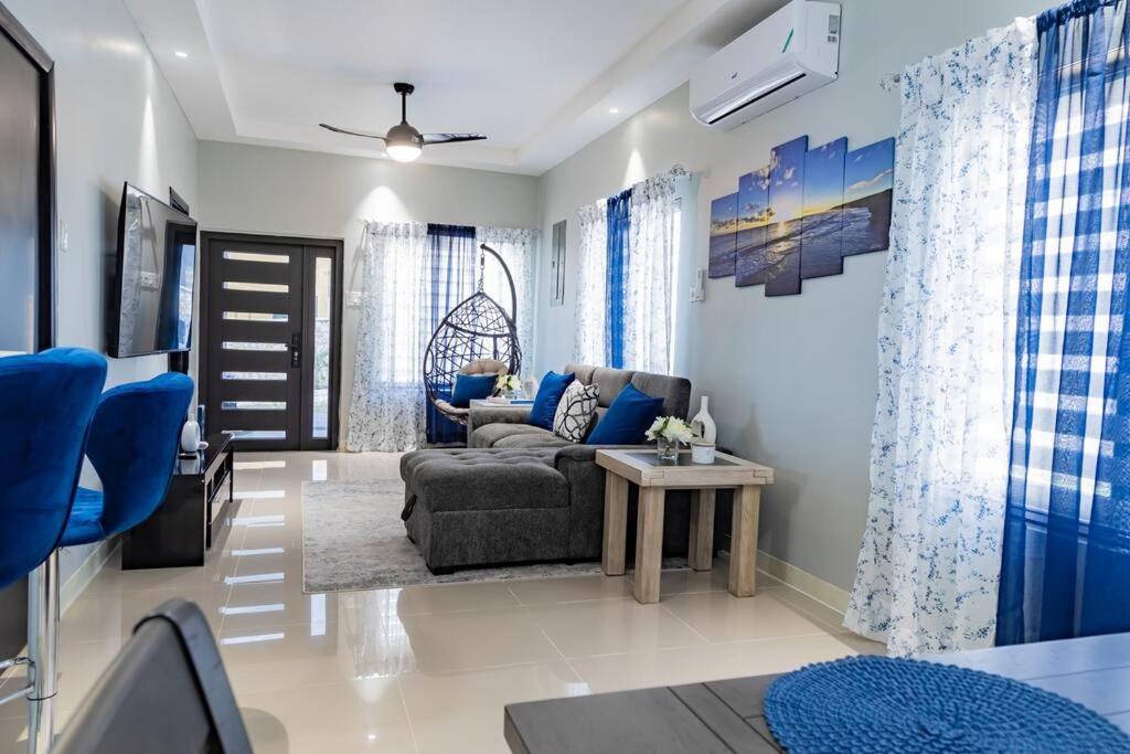 Pyramid Point Manor Villa Ocho Rios Buitenkant foto