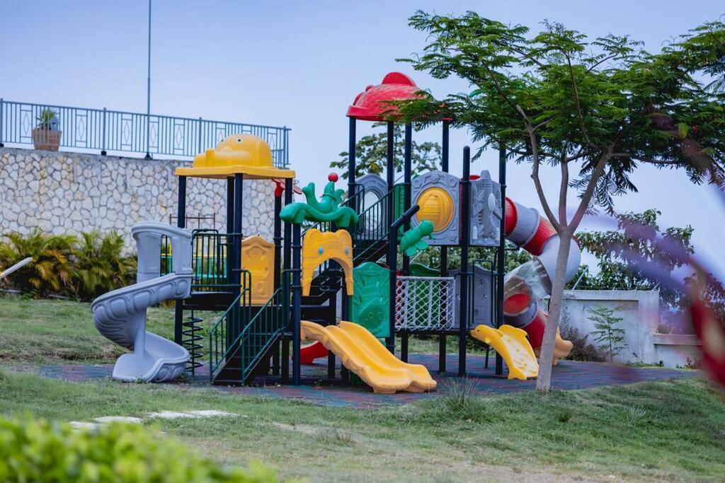 Pyramid Point Manor Villa Ocho Rios Buitenkant foto
