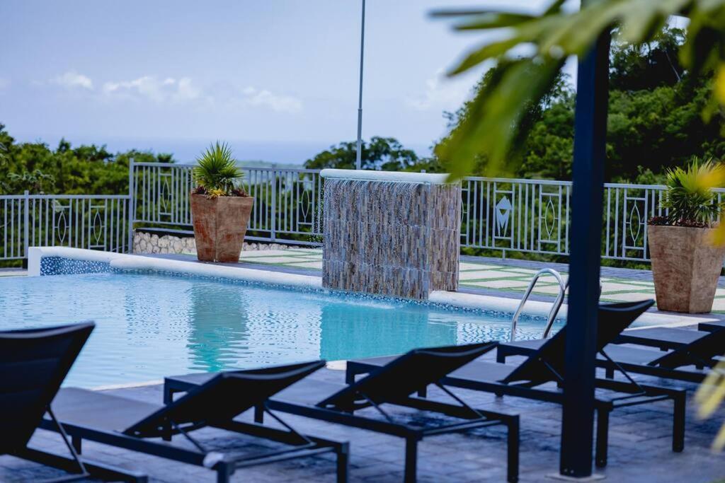 Pyramid Point Manor Villa Ocho Rios Buitenkant foto