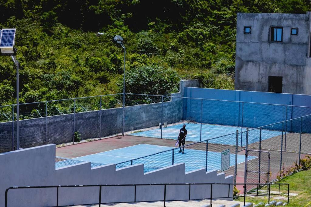 Pyramid Point Manor Villa Ocho Rios Buitenkant foto