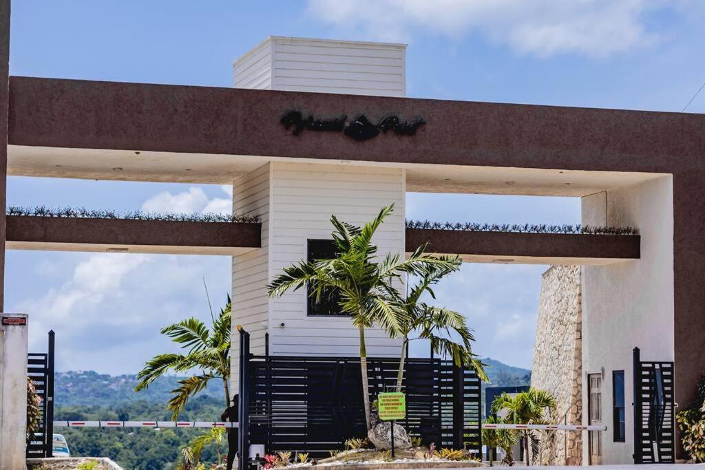 Pyramid Point Manor Villa Ocho Rios Buitenkant foto